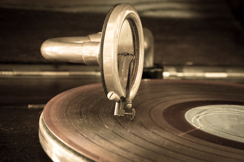 Old record player stylus on a rotating disc